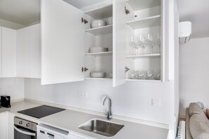 Kylskåp, mikrovågsugn, ugn och spishäll