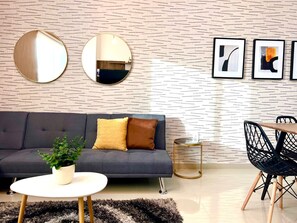 คอมฟอร์ทอพาร์ทเมนท์ | ห้องนั่งเล่น | สมาร์ททีวี 50 นิ้ว พร้อมช่องดิจิตอล, ทีวี