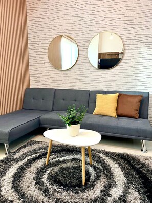 คอมฟอร์ทอพาร์ทเมนท์ | ห้องนั่งเล่น | สมาร์ททีวี 50 นิ้ว พร้อมช่องดิจิตอล, ทีวี