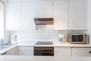 Fridge, oven, stovetop, dishwasher