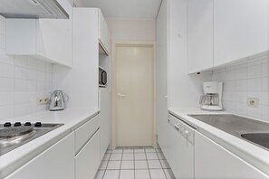 Fridge, microwave, stovetop, dishwasher - Sunrise A0 - Bright 3-bedroom apartment, frontal sea view and south facing terrace (De Haan)