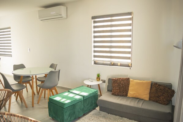 Appartement Ville | Coin séjour | TV connectée de 50 pouces avec chaînes numériques, télévision