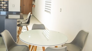 Una cocina moderna con una isla central, armarios de madera y un horno empotrado.