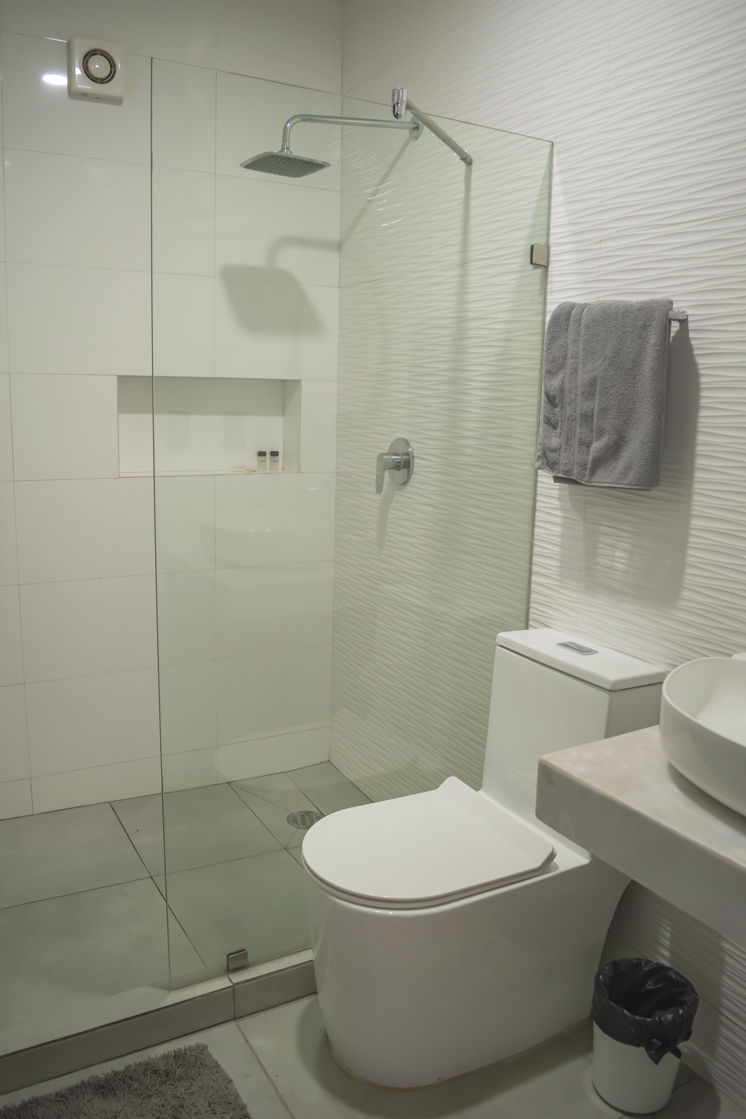 City Apartment | Bathroom | Shower, hair dryer, towels, soap