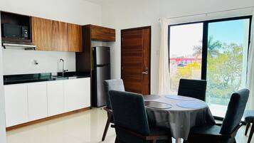 Departamento Confort | Cocina privada | Refrigerador con congelador, microondas, parrilla de estufa y licuadora
