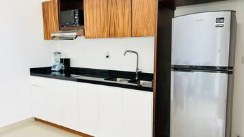 Apartemen Comfort | Dapur kecil pribadi | Lemari es besar, microwave, kompor, dan blender