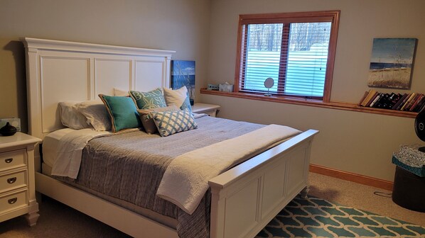 2 bedrooms, free WiFi, bed sheets - HUGE space with room to spread out!  Close to Excelsior and Lake Minnetonka. (Excelsior)