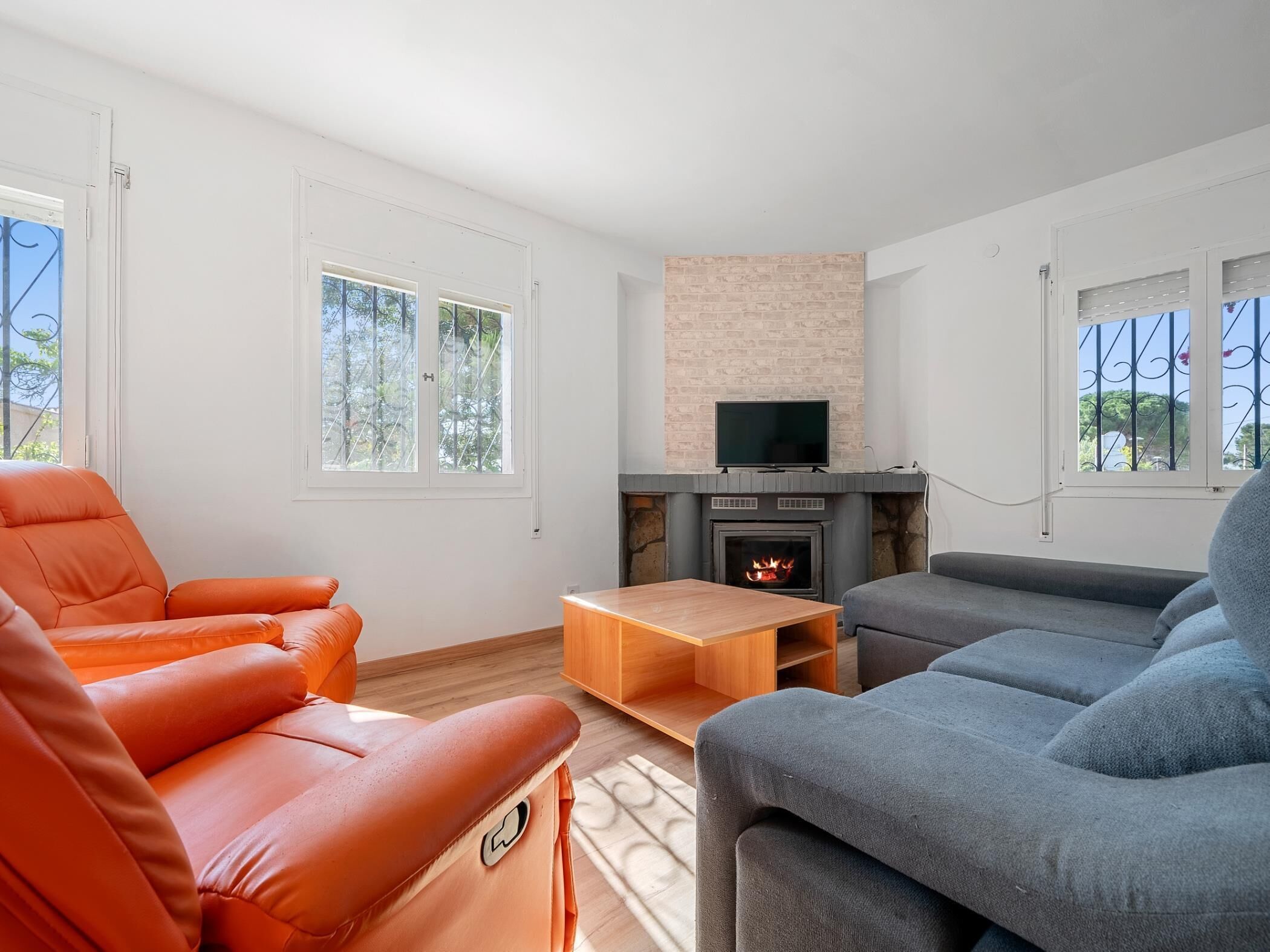 Large outdoor area with pool and bbq 4km beach