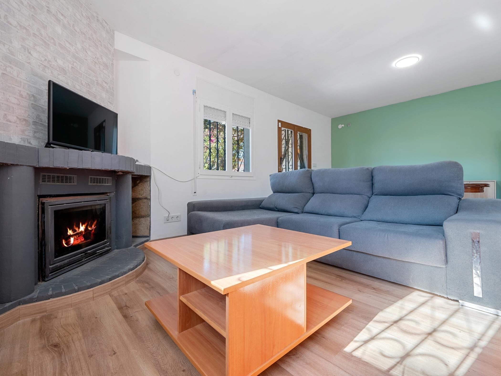 Large outdoor area with pool and bbq 4km beach