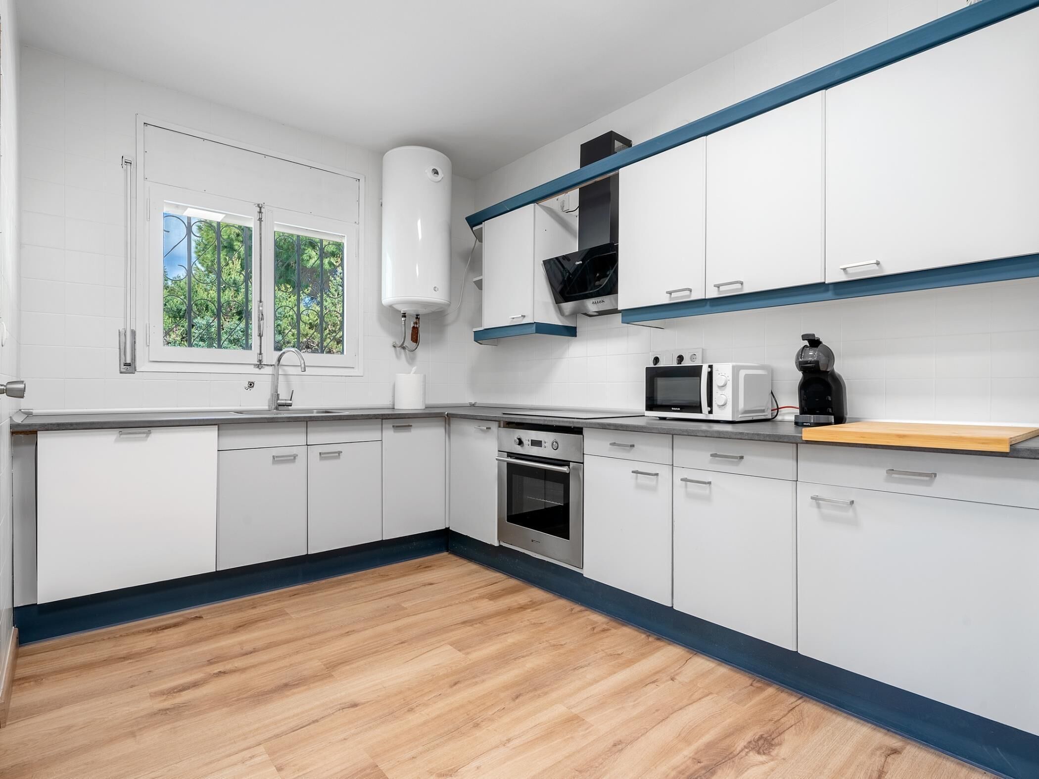 Large outdoor area with pool and bbq 4km beach