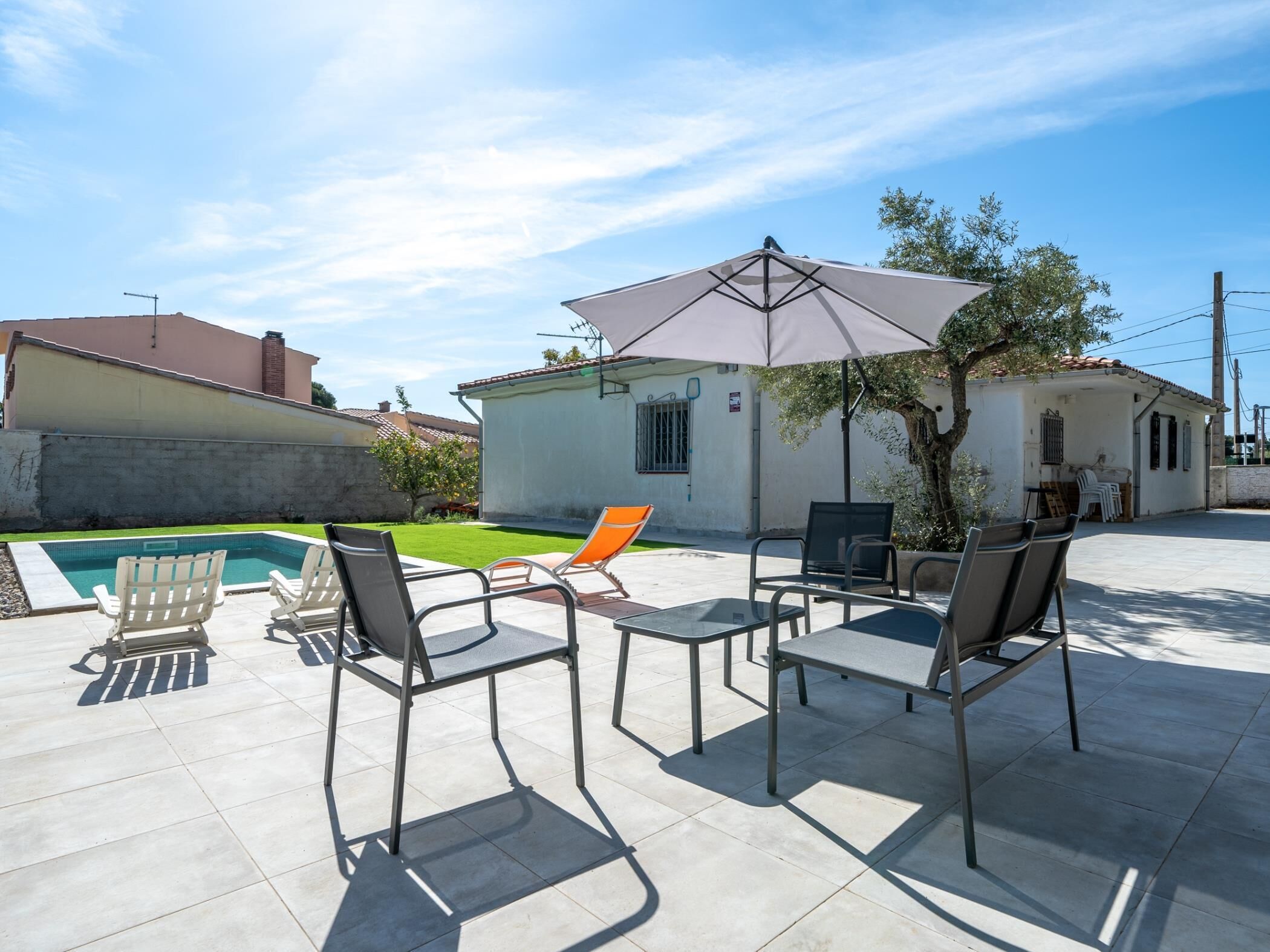 Large outdoor area with pool and bbq 4km beach