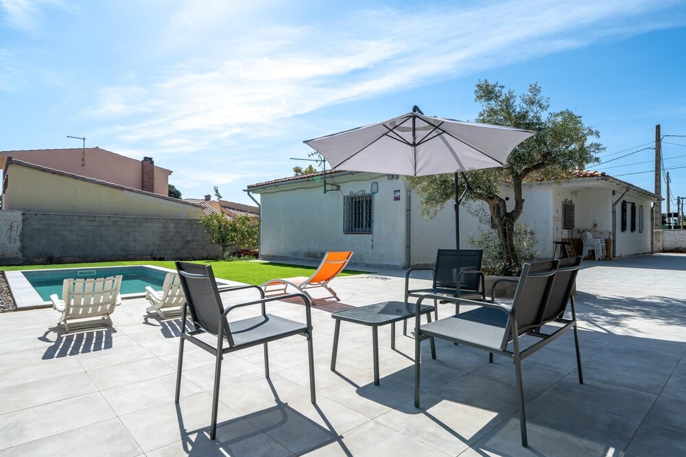 Large outdoor area with pool and bbq 4km beach