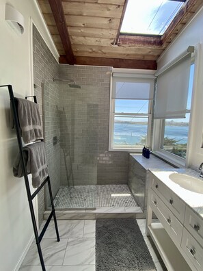 Haartrockner, Handtücher, Seife, Shampoo