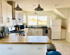 冷蔵庫、電子レンジ、オーブン、コンロ