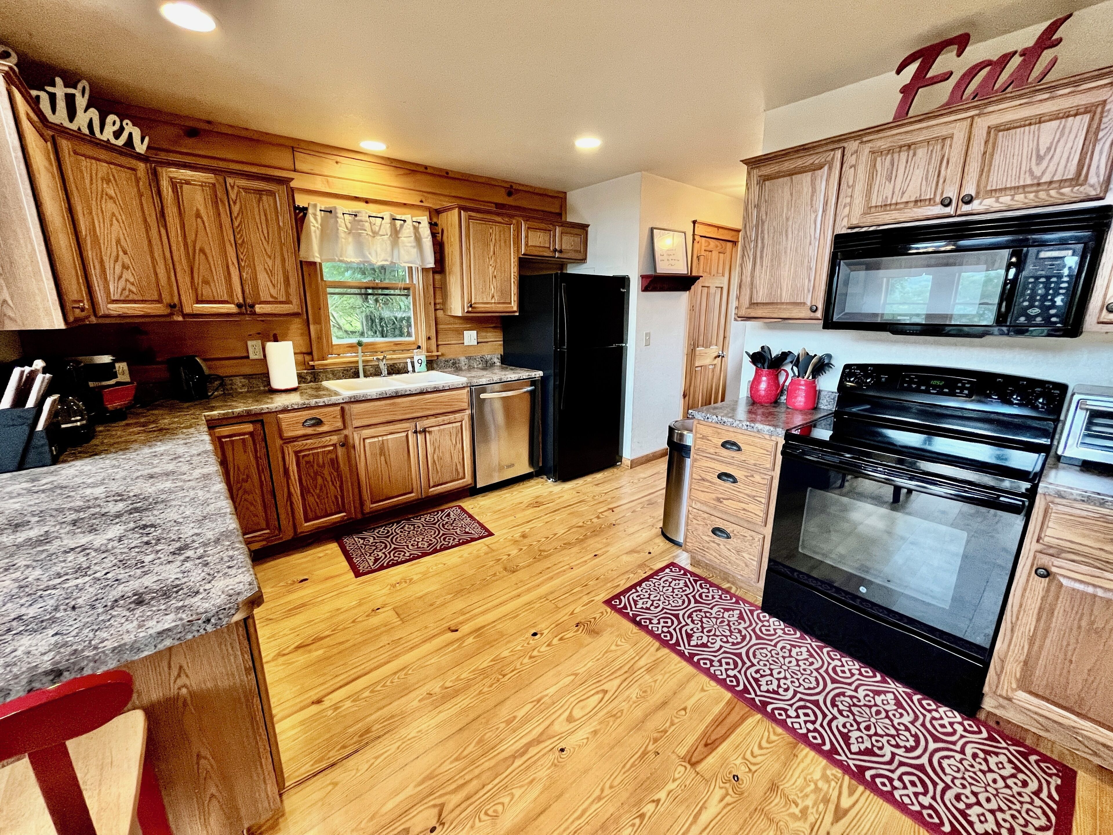 Pet Friendly Mountain Retreat~Hot Tub~Pool Table