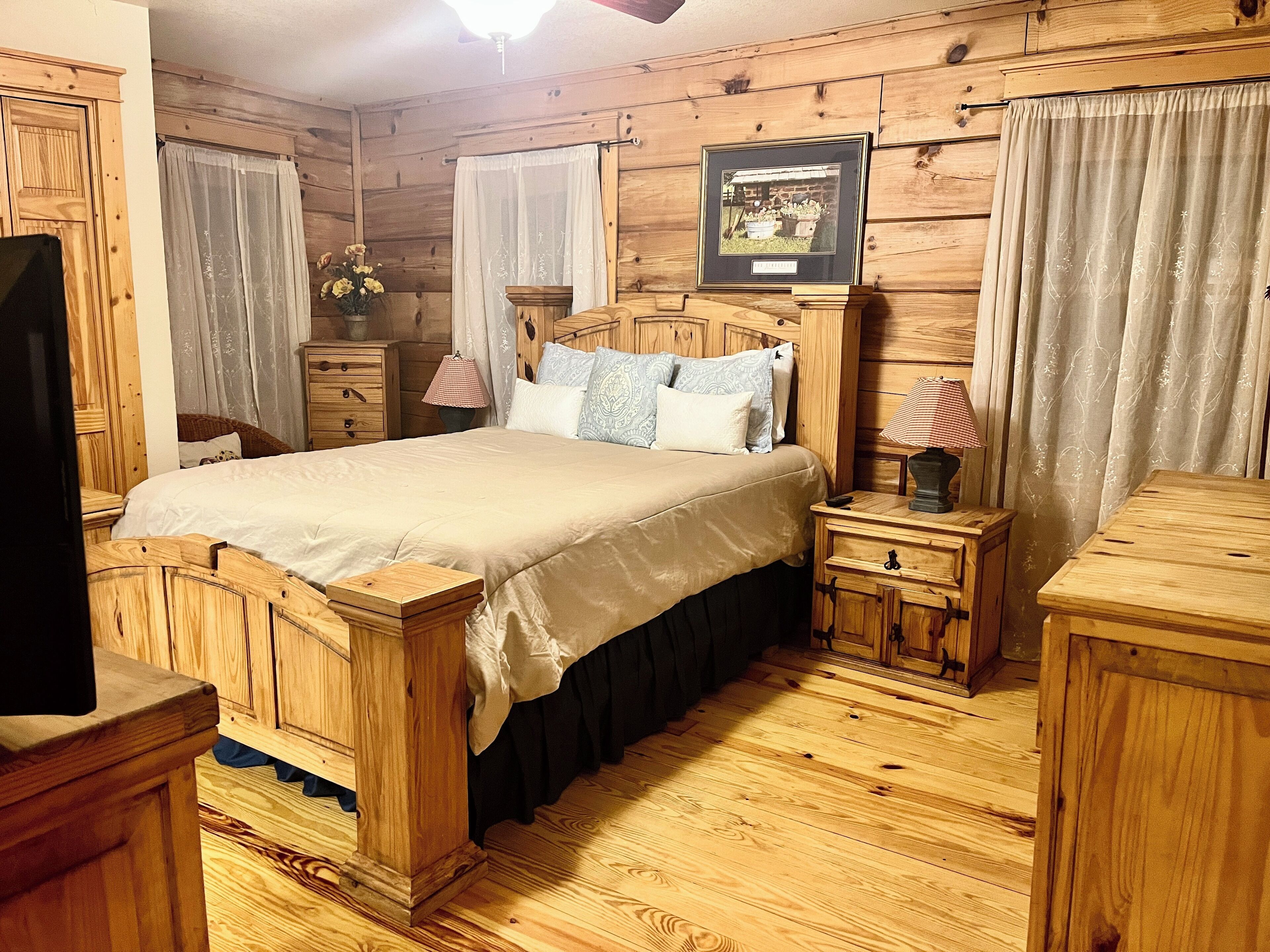 4 bedrooms, iron/ironing board, free WiFi, bed sheets