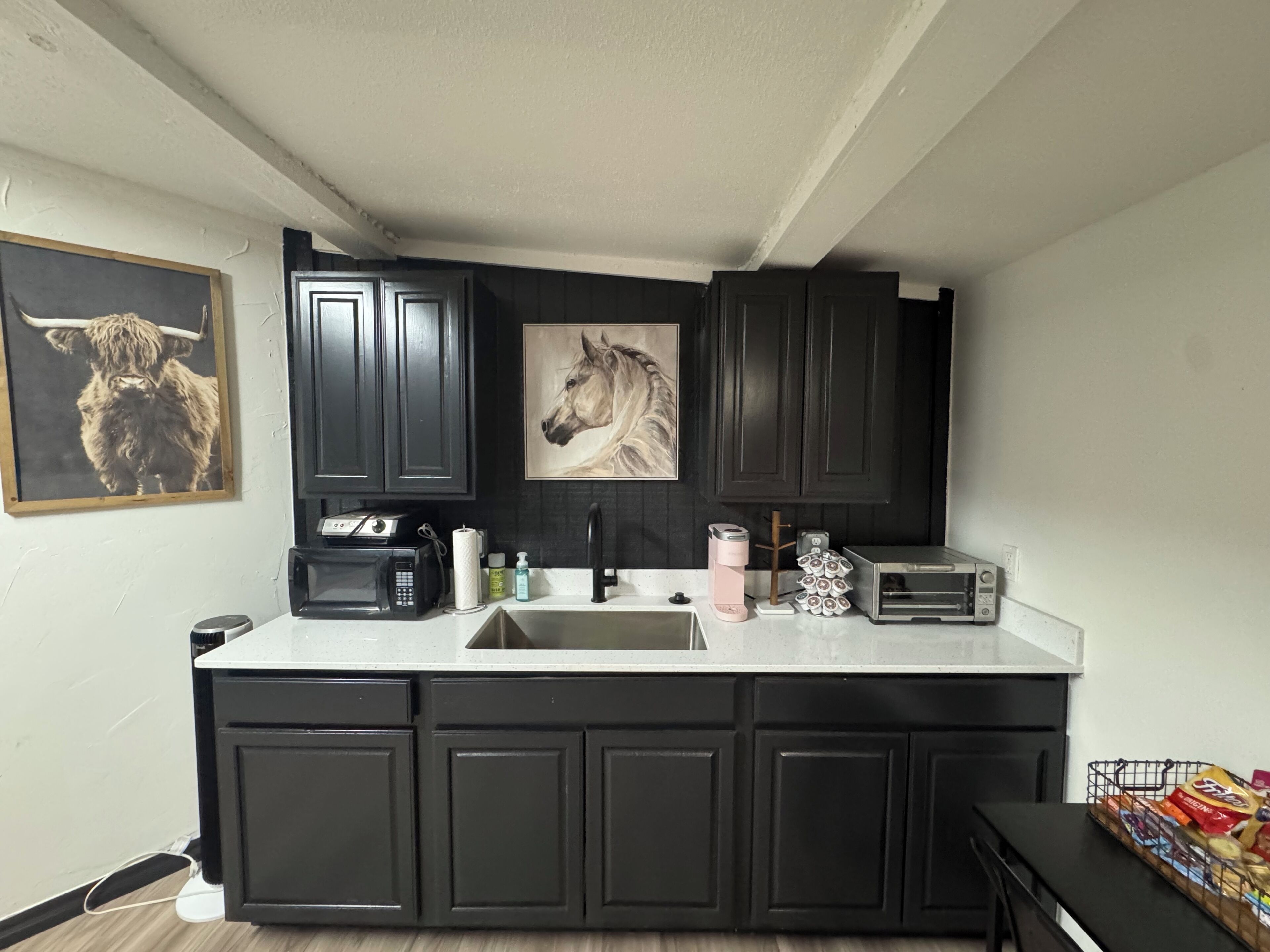 Réfrigérateur, micro-ondes, cafetière/bouilloire, grille-pain