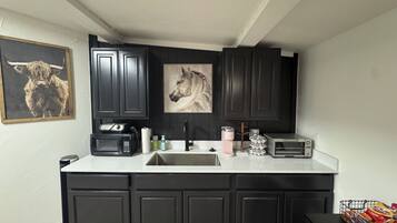 Réfrigérateur, micro-ondes, cafetiÚre/bouilloire, grille-pain