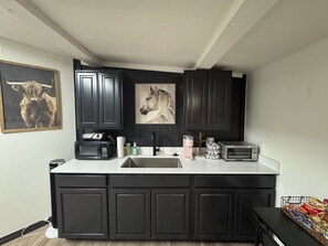 Réfrigérateur, micro-ondes, cafetière/bouilloire, grille-pain