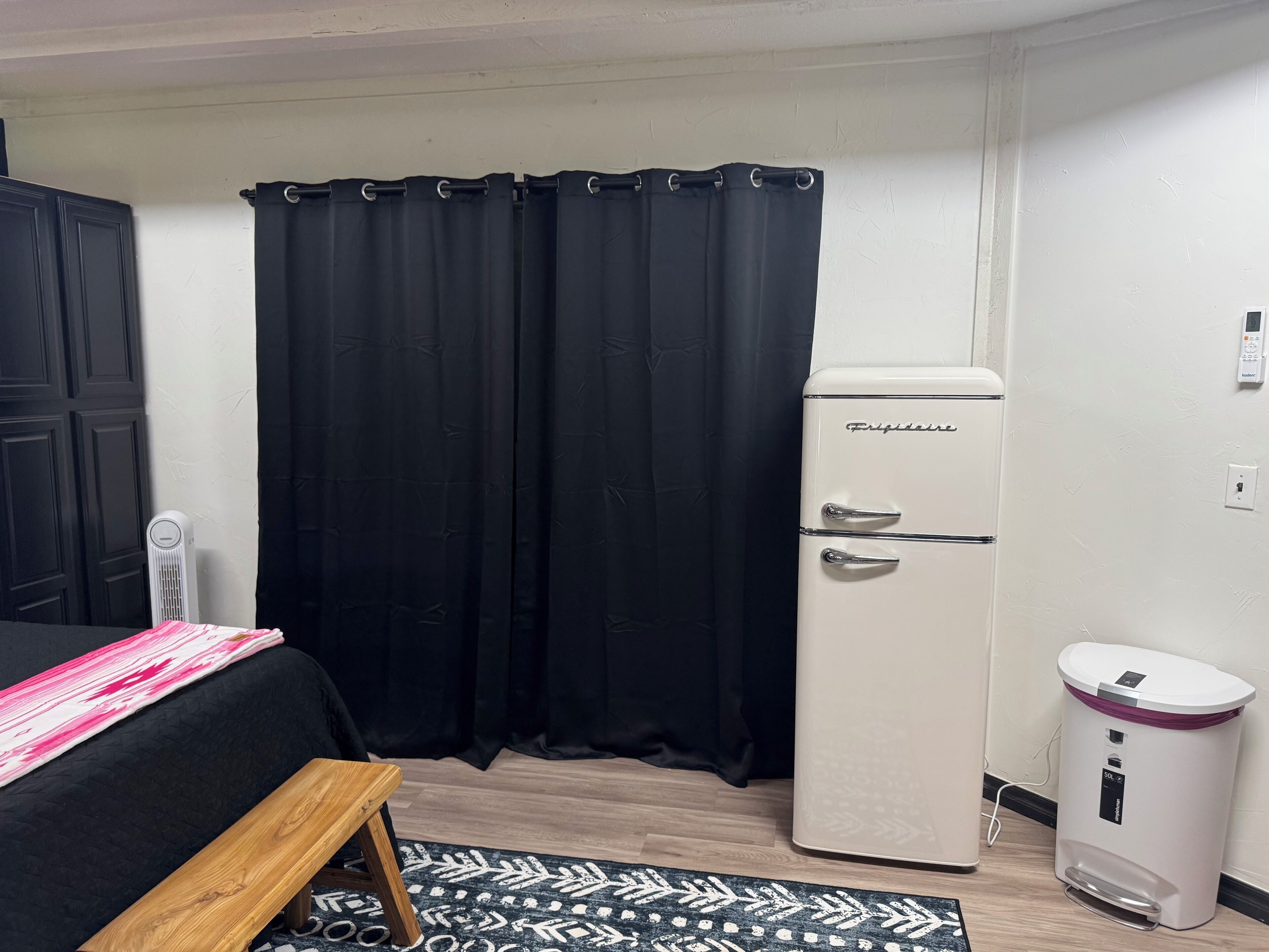 1 bedroom, bed sheets