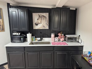 Fridge, microwave, coffee/tea maker, toaster - Perfect place to stay for events at the Lazy E (Guthrie)