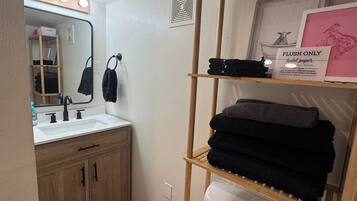 Douche, serviettes fournies, papier toilette