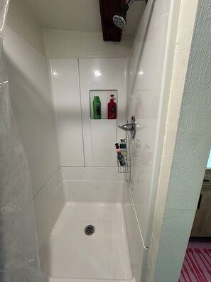 Shower, towels, toilet paper - Perfect place to stay for events at the Lazy E (Guthrie)
