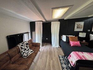 1 bedroom, bed sheets - Perfect place to stay for events at the Lazy E (Guthrie)