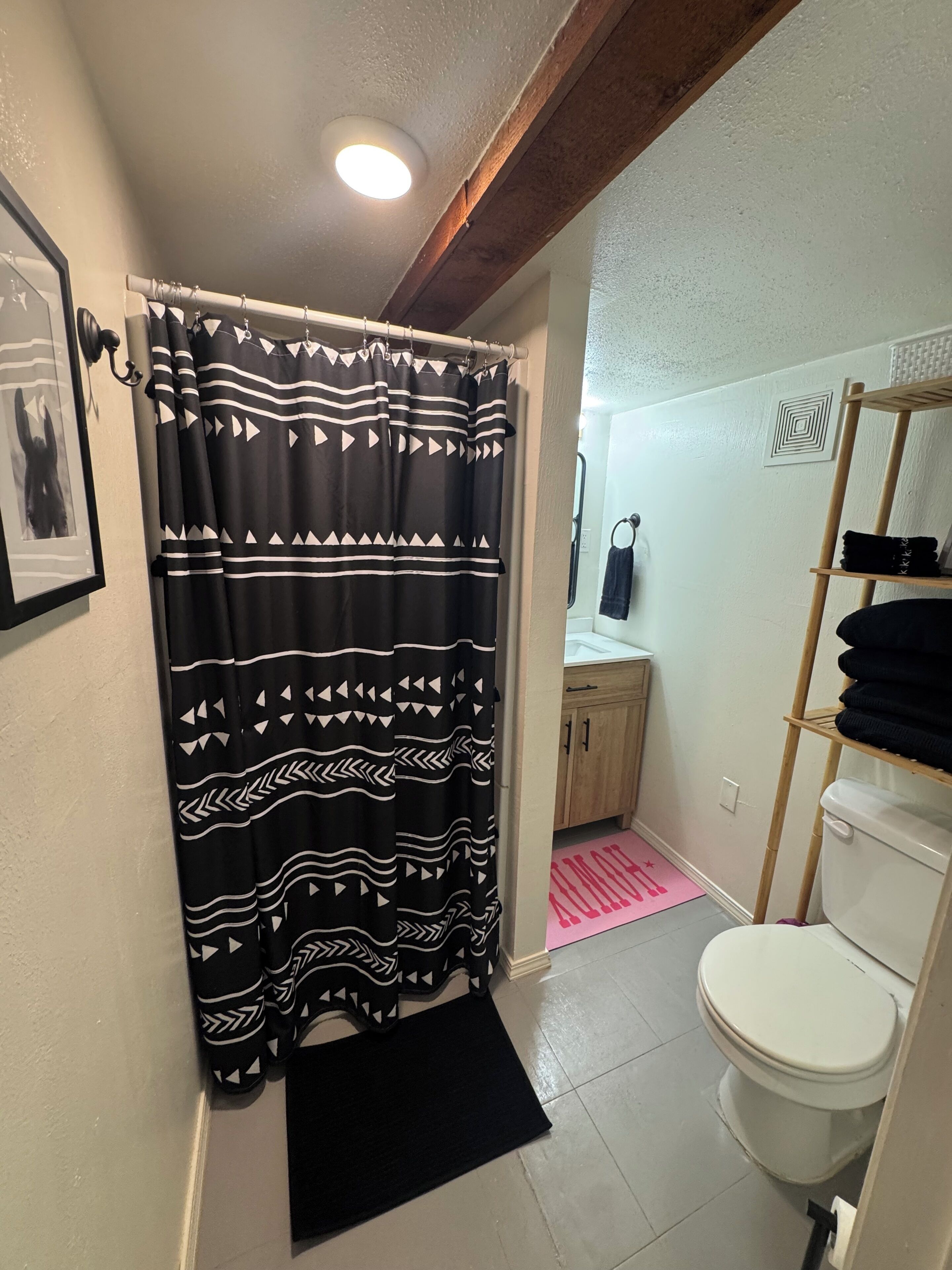 Douche, serviettes fournies, papier toilette