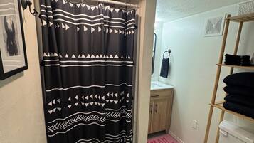 Douche, serviettes fournies, papier toilette