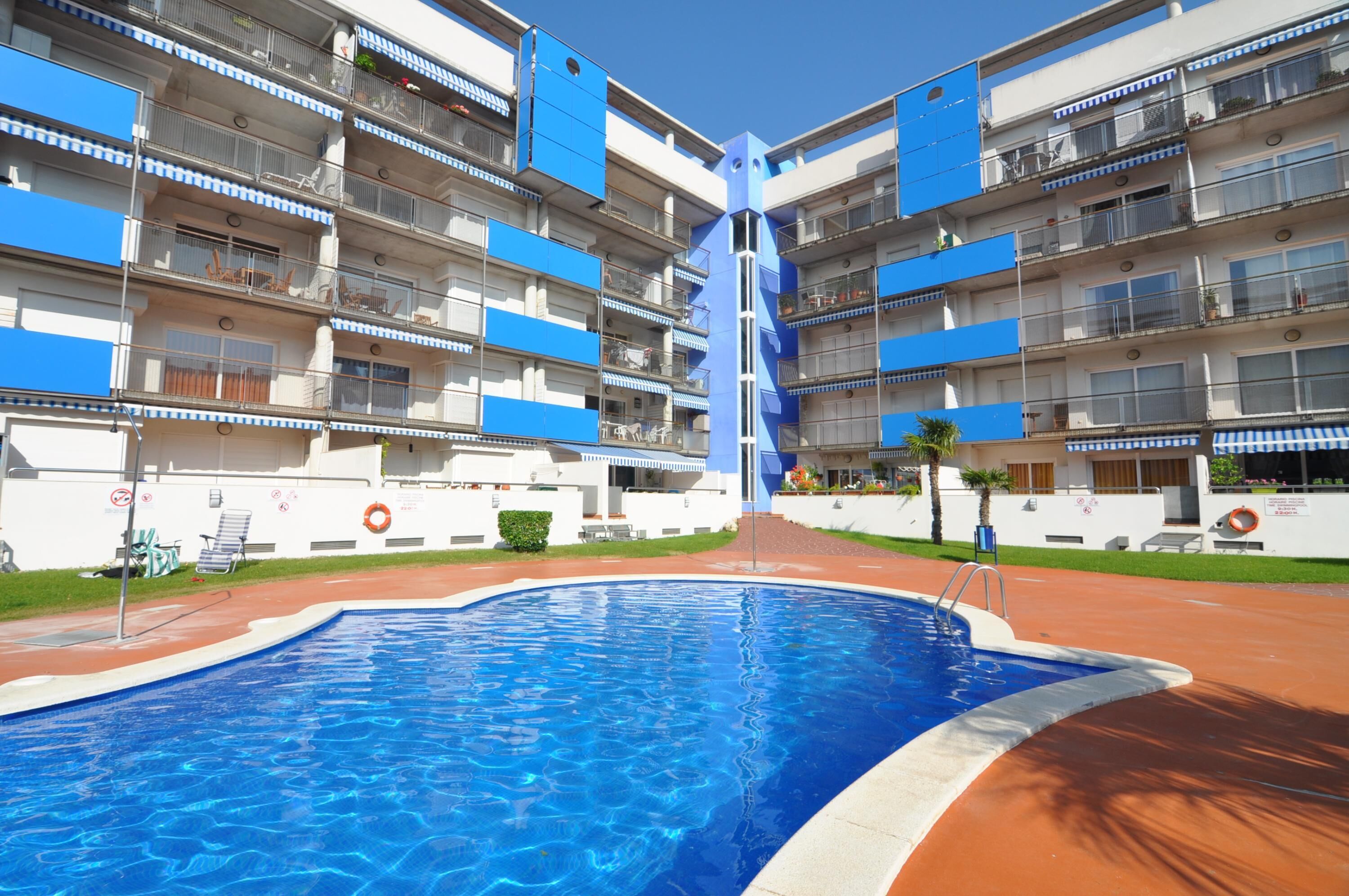 Touristic Apartment with Pool and Amenities near the Beach and Attractions in Roses for Groups of up to 6 People