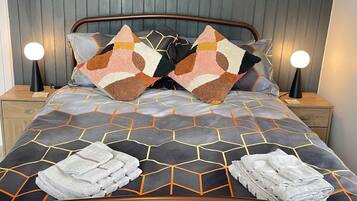 4 bedrooms, iron/ironing board, WiFi, bed sheets