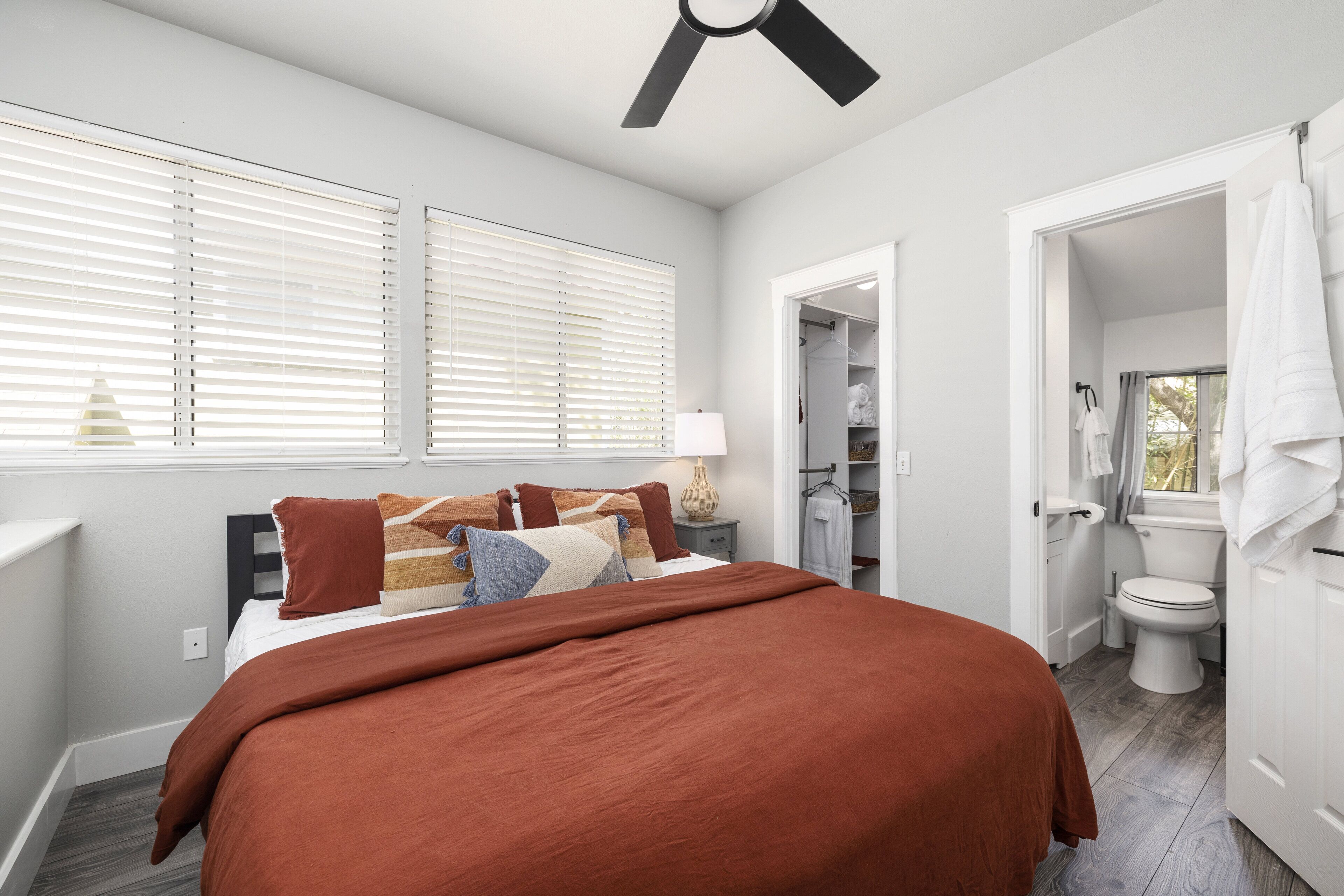 Stylish Retreat+Free Scooters @ Dickson St