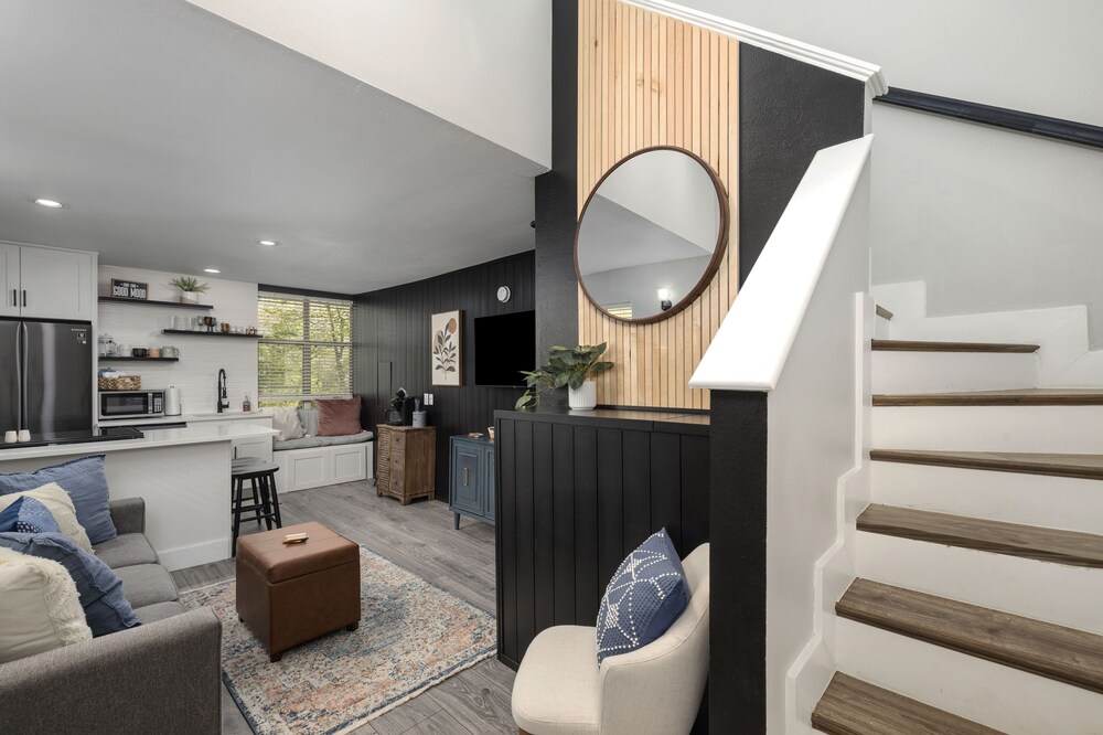 Stylish Retreat+Free Scooters @ Dickson St