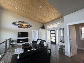 Smart TV, fireplace, books - A Cozy And Modern Retreat On Shuswap Lake  (Blind Bay)