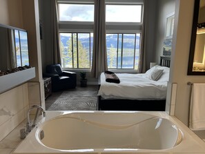 3 bedrooms, desk, iron/ironing board, free WiFi - A Cozy And Modern Retreat On Shuswap Lake  (Blind Bay)