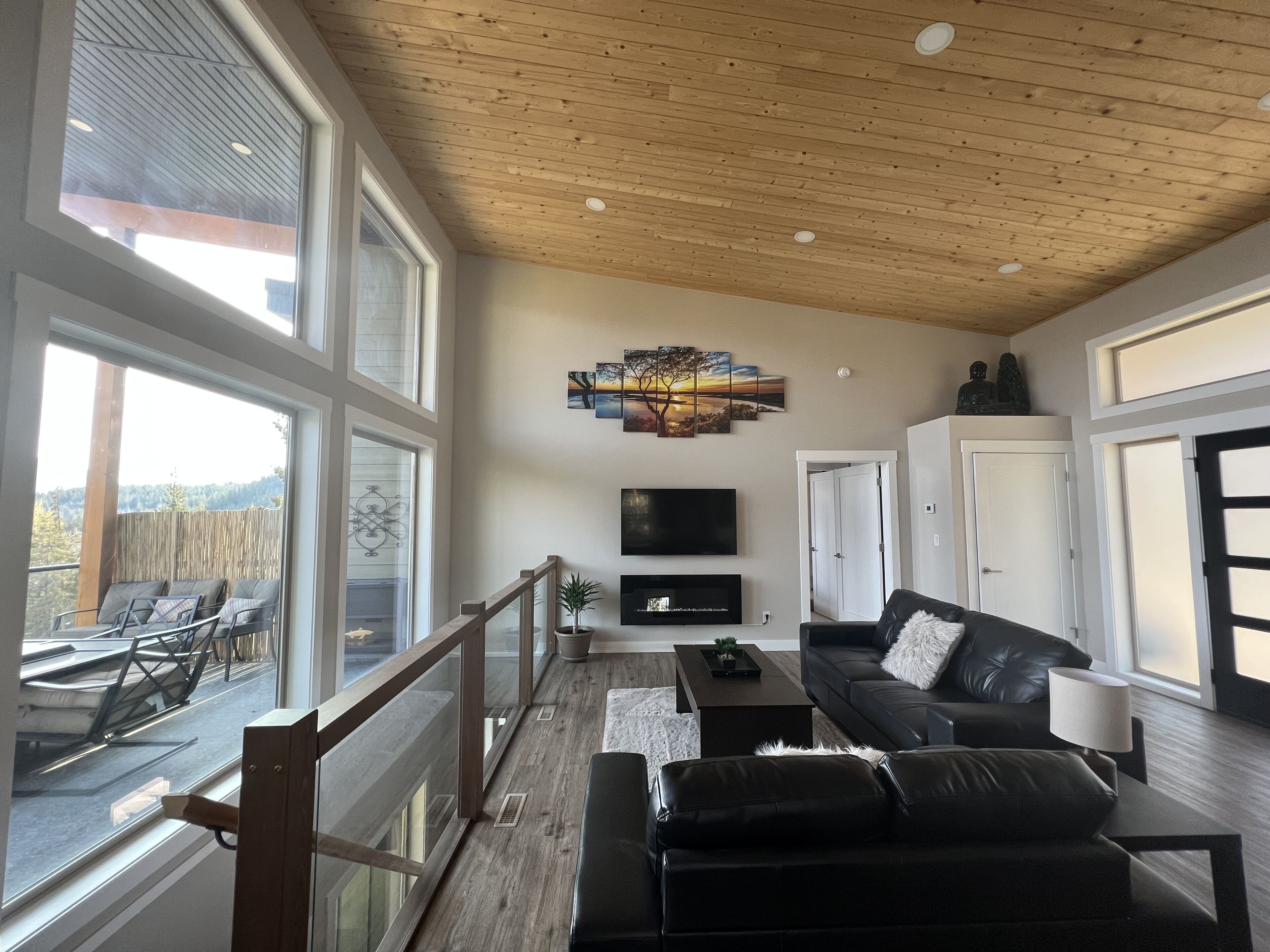 A Cozy And Modern Retreat On Shuswap Lake 