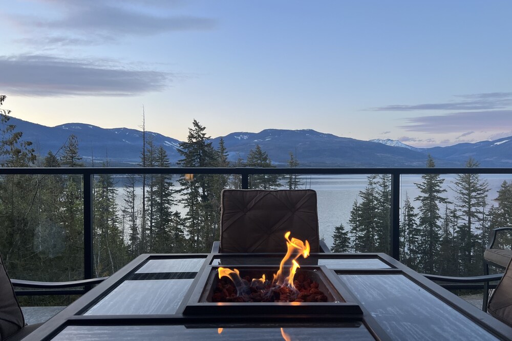 A Cozy And Modern Retreat On Shuswap Lake