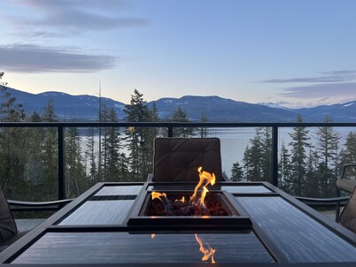 A Cozy And Modern Retreat On Shuswap Lake 