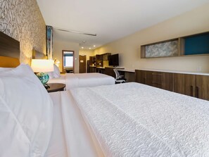 Escritorio, cortinas opacas, tabla de planchar con plancha