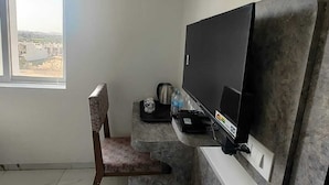 Business Single Room | Iron/ironing board, free WiFi - Signum CityScapes The Royal Castle Plaza. (Rajkot)