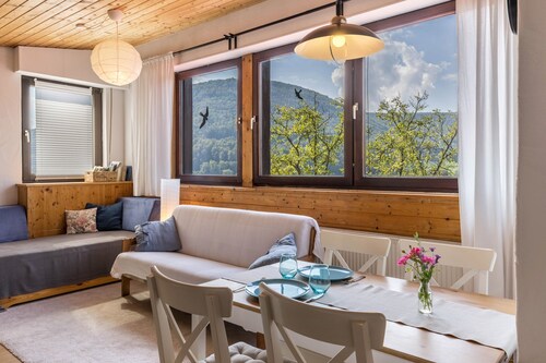 Ferienwohnung "Am Samuelstein" mit Bergblick, privater Terrasse und WLAN