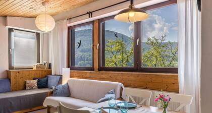 Ferienwohnung "Am Samuelstein" mit Bergblick, privater Terrasse und WLAN
