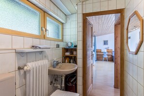 Een douche, een haardroger, handdoeken