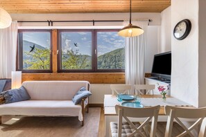 TV - Holiday Apartment "Am Samuelstein" with Mountain View, Private Terrace & Wi-Fi (Bad Urach)