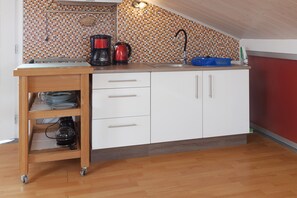 Réfrigérateur, micro-ondes, four, plaque de cuisson