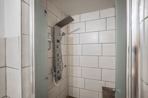 Douche, sèche-cheveux, serviettes fournies