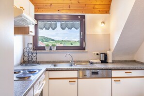 Frigorifero, forno, piano cottura, lavastoviglie