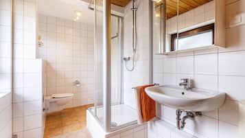 Douche, sĂšche-cheveux, serviettes fournies