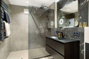 Dusche, kostenlose Toilettenartikel, Haartrockner, Handtücher